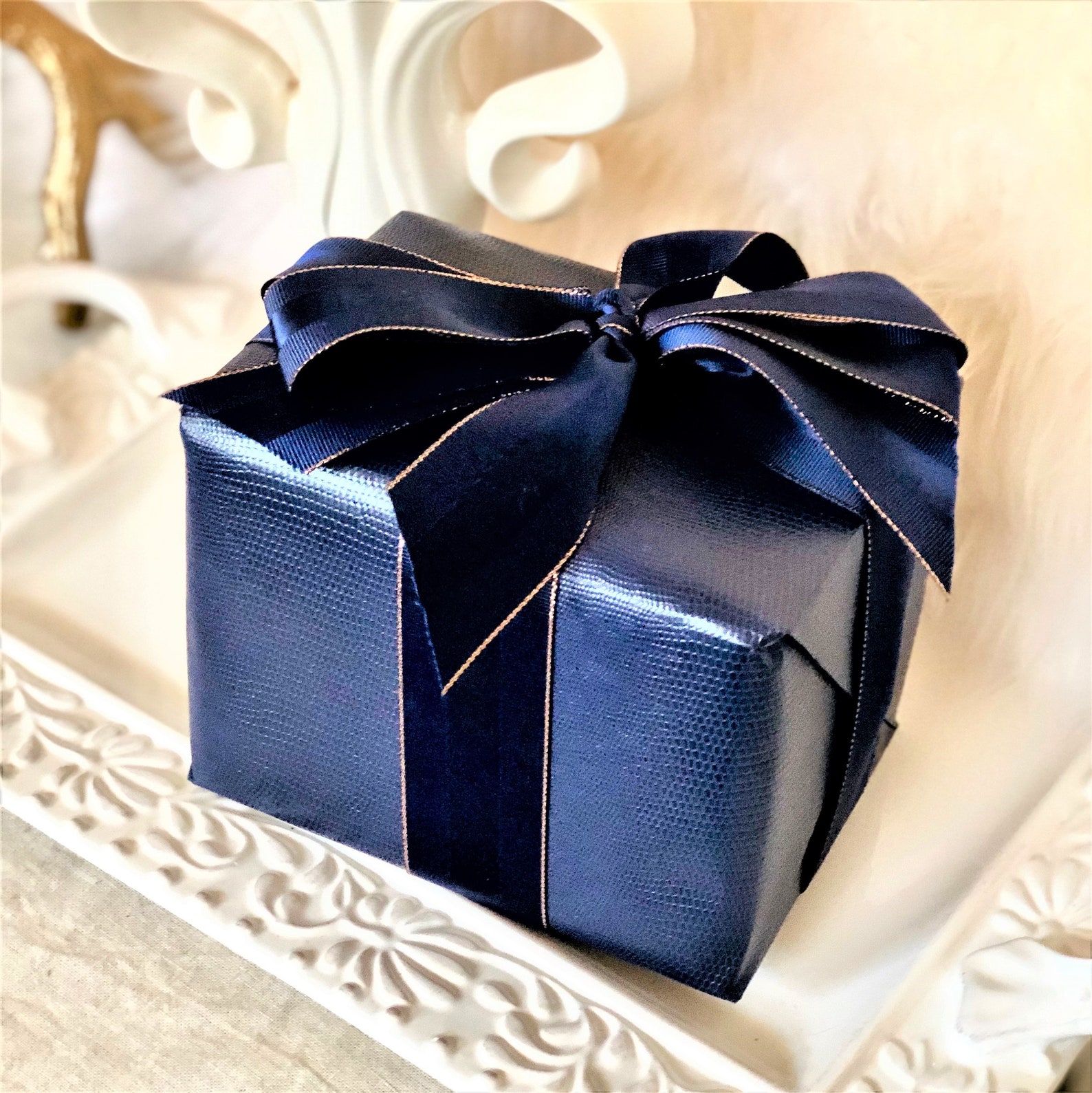 Подарки 350 рублей. Подарочные коробки синие.
