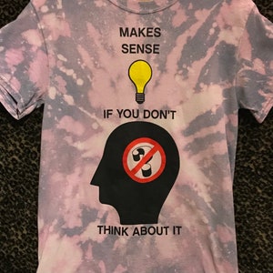 Camiseta. “Faz sentido se você não pensar sobre isso” Tie-Dye / rosa / azul / Pequeno.