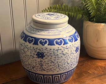 Vintage 8" Tall Chinoiserie Blue & White Round Porcelain Ginger Jar with Lid ~ Grandmillennial, Southern Charm, Blue Chinoiserie Jar