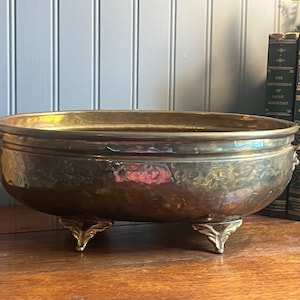Large Vintage Solid Hammered Brass Oval Planter with Lion Brass Handles & Feet ~ MCM, Cottagecore, Farmhouse, Indoor Planter, Storage Decor
