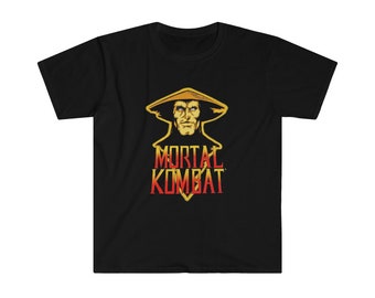 Könnte beinhalten: Schwarzes T-Shirt mit einer gelben und orangenen Grafik eines Charakters aus dem Videospiel Mortal Kombat. Der Charakter trägt einen Hut und hat einen ernsten Gesichtsausdruck. Der Text "Mortal Kombat" ist unter dem Charakter gedruckt.