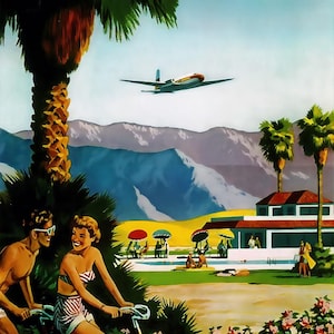 Puede incluir: Un cartel de viaje vintage que anuncia Palm Springs, California. El cartel muestra una pareja montando en bicicleta frente a un complejo tur&iacute;stico con una piscina. Un avi&oacute;n vuela por encima y el texto "Western Air Lines" est&aacute; en la parte inferior del cartel.