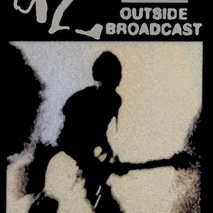 Peut inclure: Une image en noir et blanc d'une silhouette d'une personne jouant de la guitare. Le texte "U2 Zoo TV Outside Broadcast World Tour 92-93" est en haut de l'image.