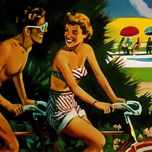 Puede incluir: Una pareja en una bicicleta t&aacute;ndem, la mujer lleva un top de bikini a rayas y pantalones cortos, el hombre lleva gafas de sol y el torso desnudo. La bicicleta es roja con un sill&iacute;n y un manillar blancos. El fondo es una escena tropical con palmeras y una piscina.