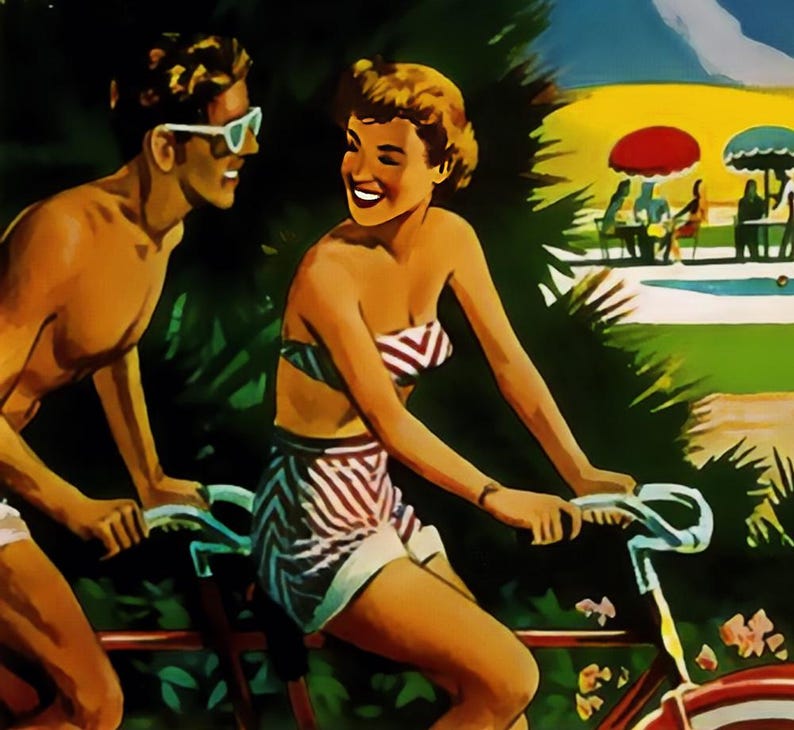 Puede incluir: Una pareja en una bicicleta t&aacute;ndem, la mujer lleva un top de bikini a rayas y pantalones cortos, el hombre lleva gafas de sol y el torso desnudo. La bicicleta es roja con un sill&iacute;n y un manillar blancos. El fondo es una escena tropical con palmeras y una piscina.