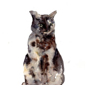 Pode incluir: Pintura em aquarela de um gato marrom e branco sentado com a cabeça ligeiramente inclinada para o lado. O gato tem olhos verdes e uma expressão séria.