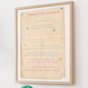 Può includere: Una stampa incorniciata con il testo "THANK YOU HASHEM" in rosso, con testo e scarabocchi scritti a mano. La stampa ha un aspetto vintage di carta invecchiata ed è racchiusa in una cornice di legno colorata. Il testo include frasi di gratitudine.