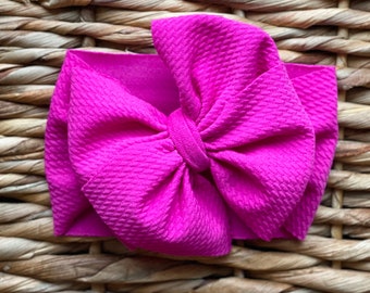 Felroze hoofddoek met dubbele strik