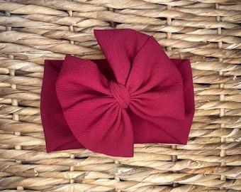 Donkerrode hoofddoek met dubbele strik