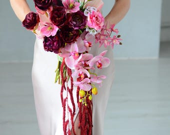 Bouquet da sposa a cascata di orchidee bordeaux, rose color vino e amaranti. Fiori per la sposa.