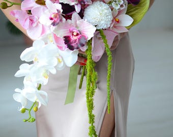 Kaskadowy bukiet ślubny z orchidei, różowe, nowoczesne kwiaty ślubne w stylu boho, elegancka kompozycja dla panny młodej