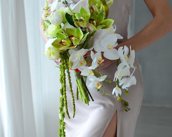 Ramo de novia de orquídeas en cascada, flores de boda modernas de estilo bohemio en color verde, elegante arreglo floral para la novia.