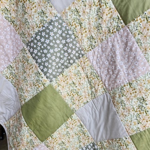 Boho Daisy Floral Baby Quilt Girl, Country Quilted Blanket Girl, Boho Floral Baby Quilt, Handmade Patchwork Floral Quilt, twin quilt