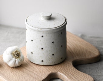 Ceramic Garlic Keeper, Handmade Stoneware Garlic Pot, kitchen and dining, gift, single