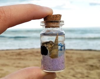 Kleine strandmagneet in een pot, oceaanfles, schelpen en schelpen in een fles, nautisch decor, zandstrandornament, oceaankunstharskunstwerk