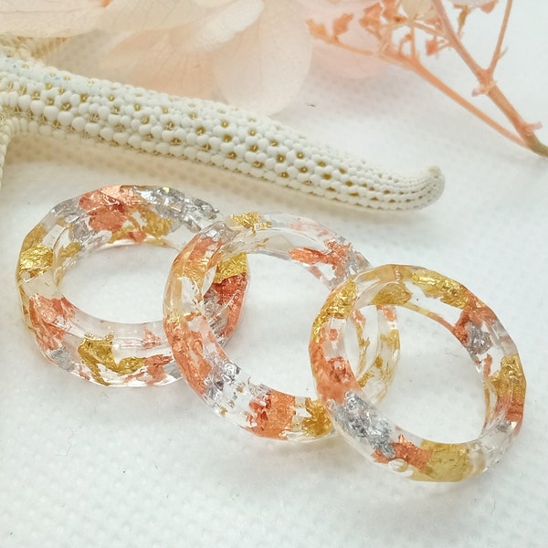 Harzring mit Gold-, Silber- und Kupferflocken, feiner Ring, hypoallergener Ring, minimalistischer Schmuck, transparenter Harzschmuck