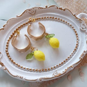 Zitrone Ohrringe, Miniatur Essen Schmuck, Harz Zitrone Tropfen Creolen, Obst Schmuck, baumeln Ohrringe, Citrus Food Ohrringe, niedlicher gelber Tropfen