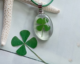 St. Patrick's Day-halsband, fyrklöverhänge, botaniska smycken, lyckobringare, Irland-hänge, halsband med torkade blommor, pressad klöver