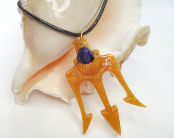 Meerman drietand ketting, mythologische hanger, fantasie harshanger, blauwe maansteen sieraden, handgemaakte gouden hanger voor zeemeerminliefhebber