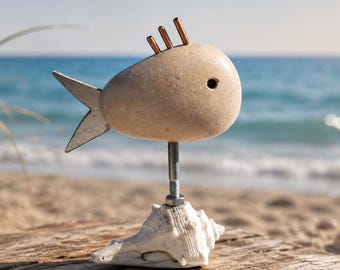 貝殻の台座に乗った石の魚の彫刻、海辺の装飾、海岸風の棚の装飾、航海