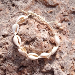 Adjustable Cowrie Shell Bracelet, Handmade Bracelet Anklet, Dainty Bracelet with Genuine Cowrie shells, Summer jewelry, Seashell bracelet Blanco