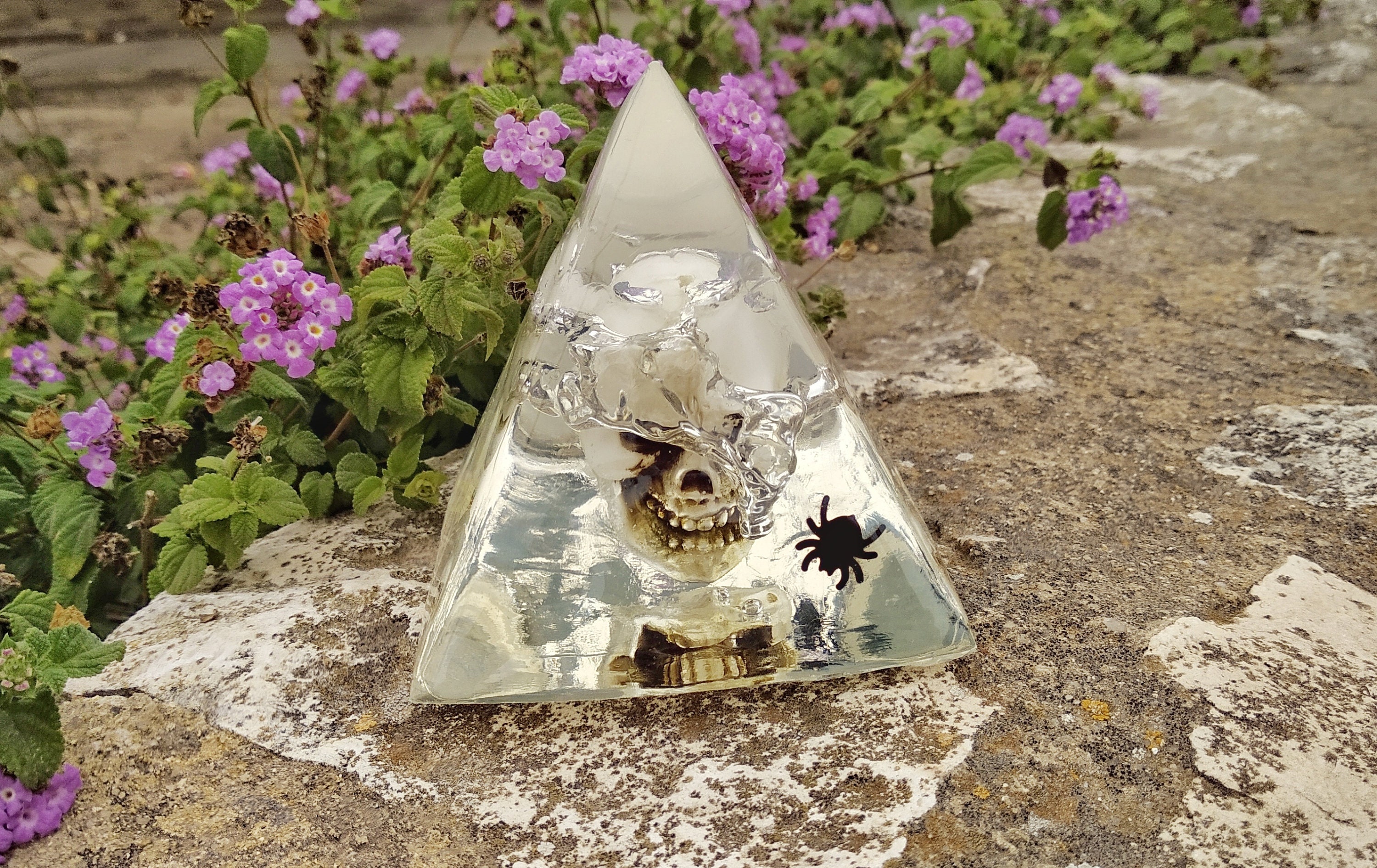 Halloween-Pyramide, Totenkopf aus Kunstharz, finstere Dekoration