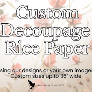 Puede incluir: Papel de arroz para decoupage personalizado con fondo floral. El texto dice: "Custom Decoupage Rice Paper". Ofrece tamaños personalizados de hasta 91 cm de ancho. Incluye el texto "¡Usando nuestros diseños o tus propias imágenes!" y un logotipo de colibrí.