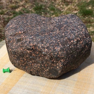 Meteorit 2.747 Gramm Lunar Meteorit, Basalt mit Feldspat Brekzie oder Impaktschmelze