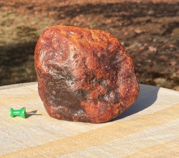 赤褐色の大きな自然石