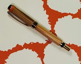 Regalo de graduación de Clemson: bolígrafo fabricado con asientos del estadio Death Valley de la década de 1950, madera auténtica de Clemson. Perfecto como regalo de graduación o para exalumnos.