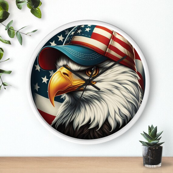 愛国的な鷲の壁掛け時計：アメリカ国旗デザイン、静かな木製時計 - Etsy 日本 愛国的な拳の壁の装飾 – 直径6インチの3Dアートワーク アメリカ国旗デザイン 素朴なブロンズ仕上げ 自由 強度 星条旗 彫刻 自宅