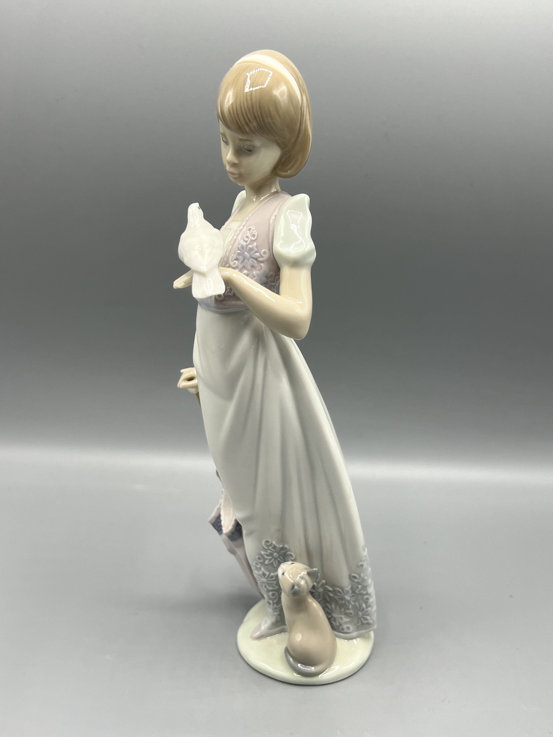 ヴィンテージ　レア　リヤドロ人形です ヴィンテージ リヤドロ 磁器フィギュア：夏の散歩の少女と子猫 #7611