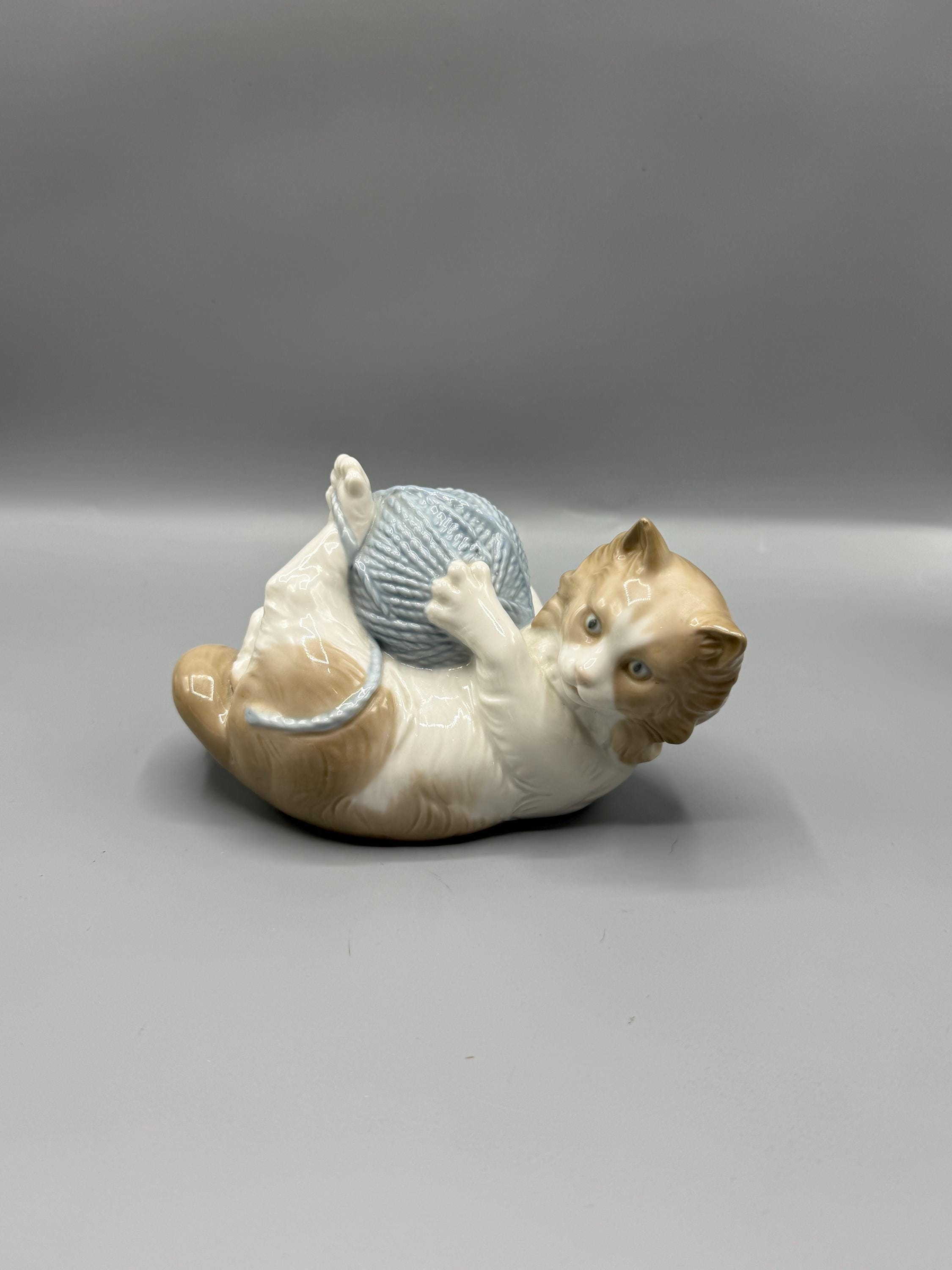 Vintage Lladro NAO Dasia Cat With Wool Ball Present - Retired