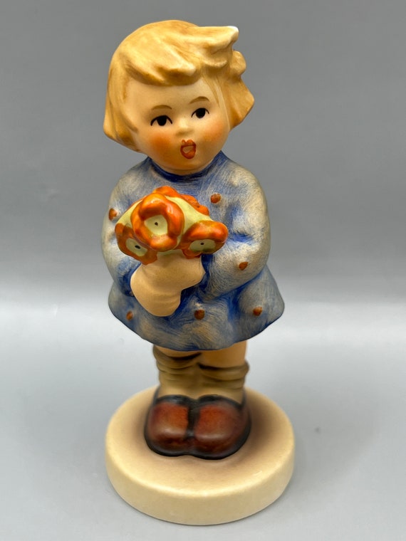 Goebel Hummel Gallery Collection 最新ニュース Amazon.com: Hummel Figurine: 408/0, Smiling Through : Home