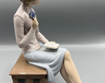 LIADRO リヤドロ NAO Vintage Secretary ヴィンテージ Vintage NAO Lladro Porcelain Secretary Figurine - #0402 (repaired