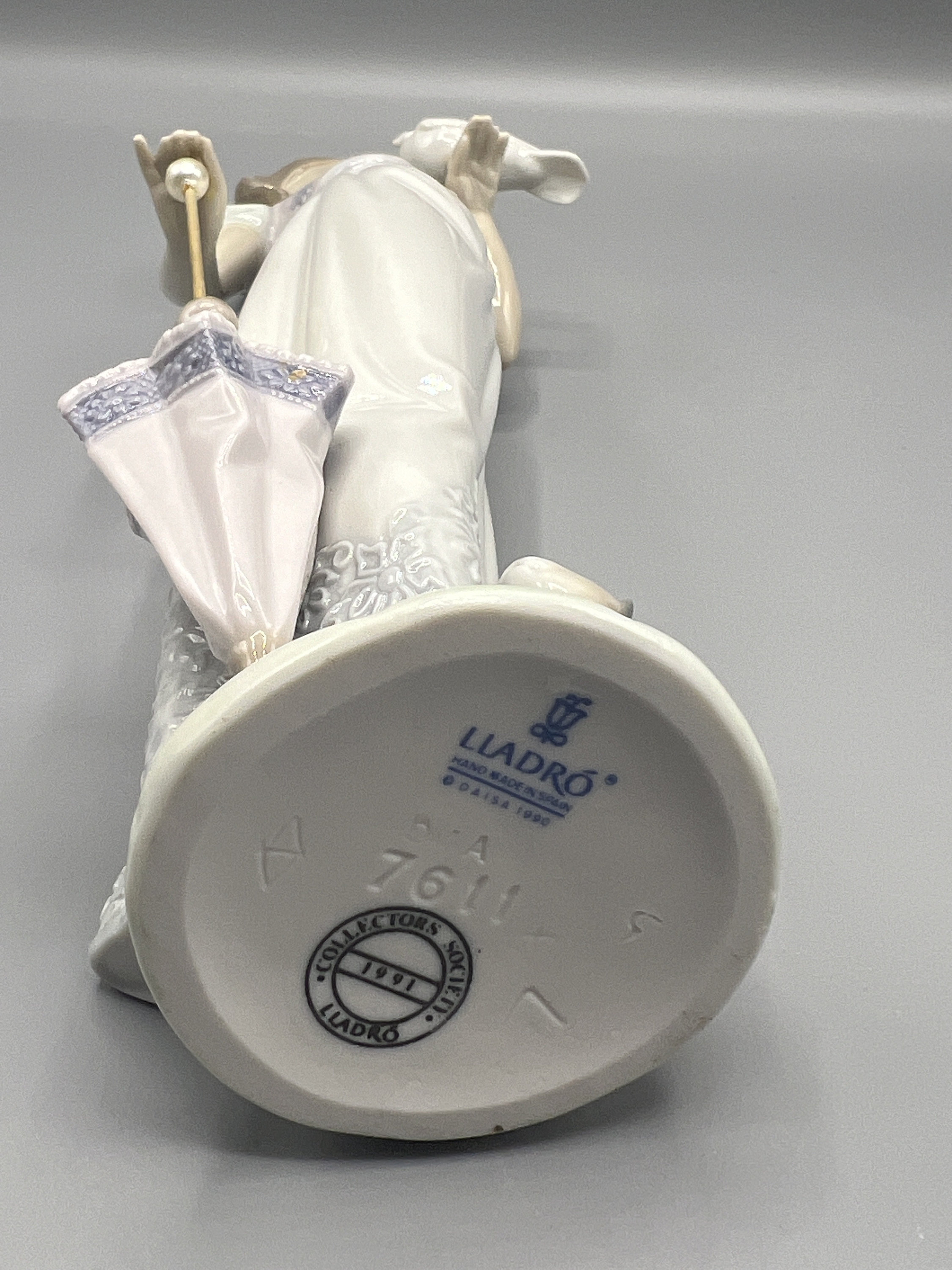 ヴィンテージ リヤドロ 磁器フィギュア：夏の散歩の少女と子猫 #7611