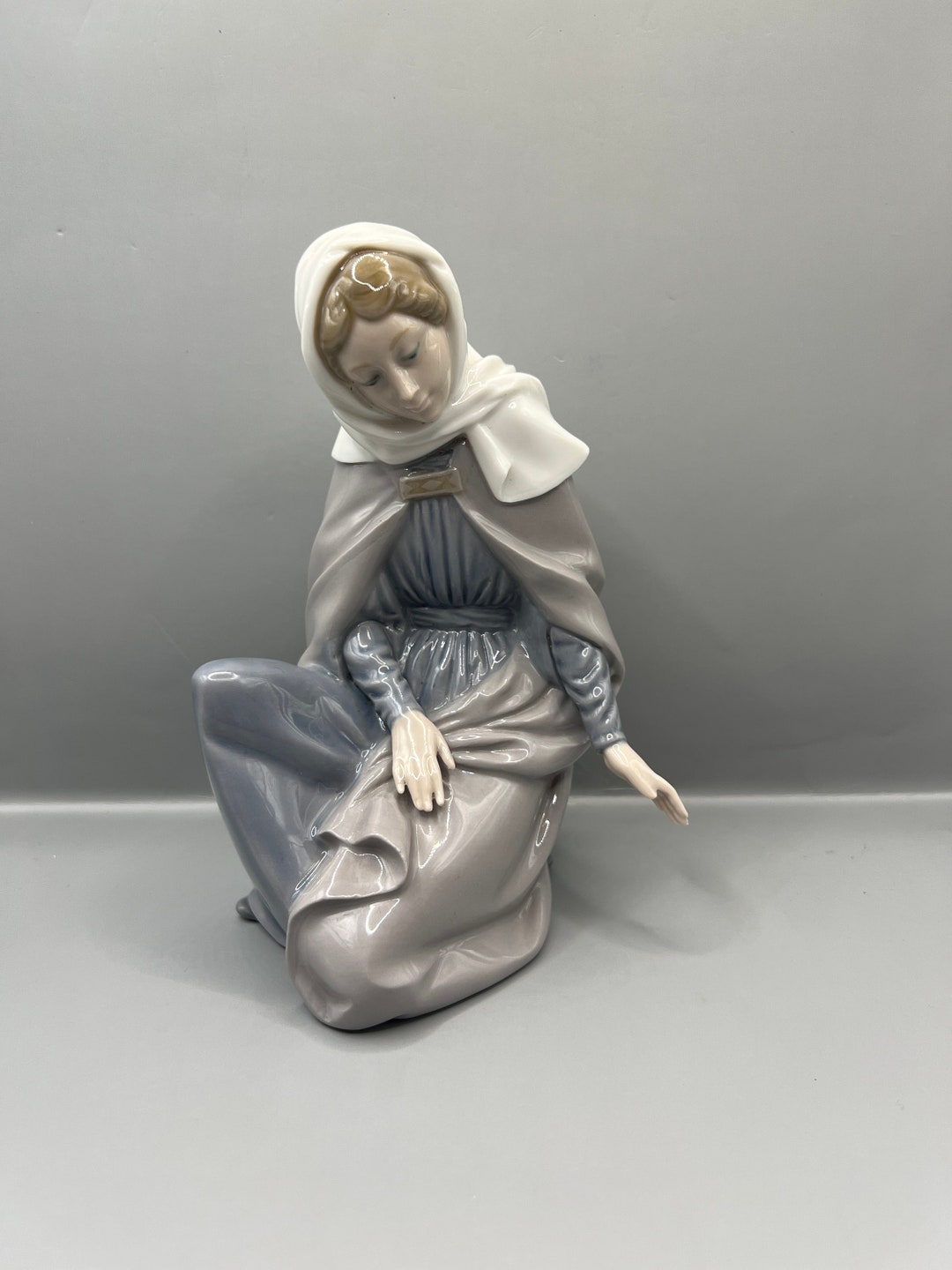Vintage Lladro NAO Virgin Mary Figurine #0307 by Salvador Furio