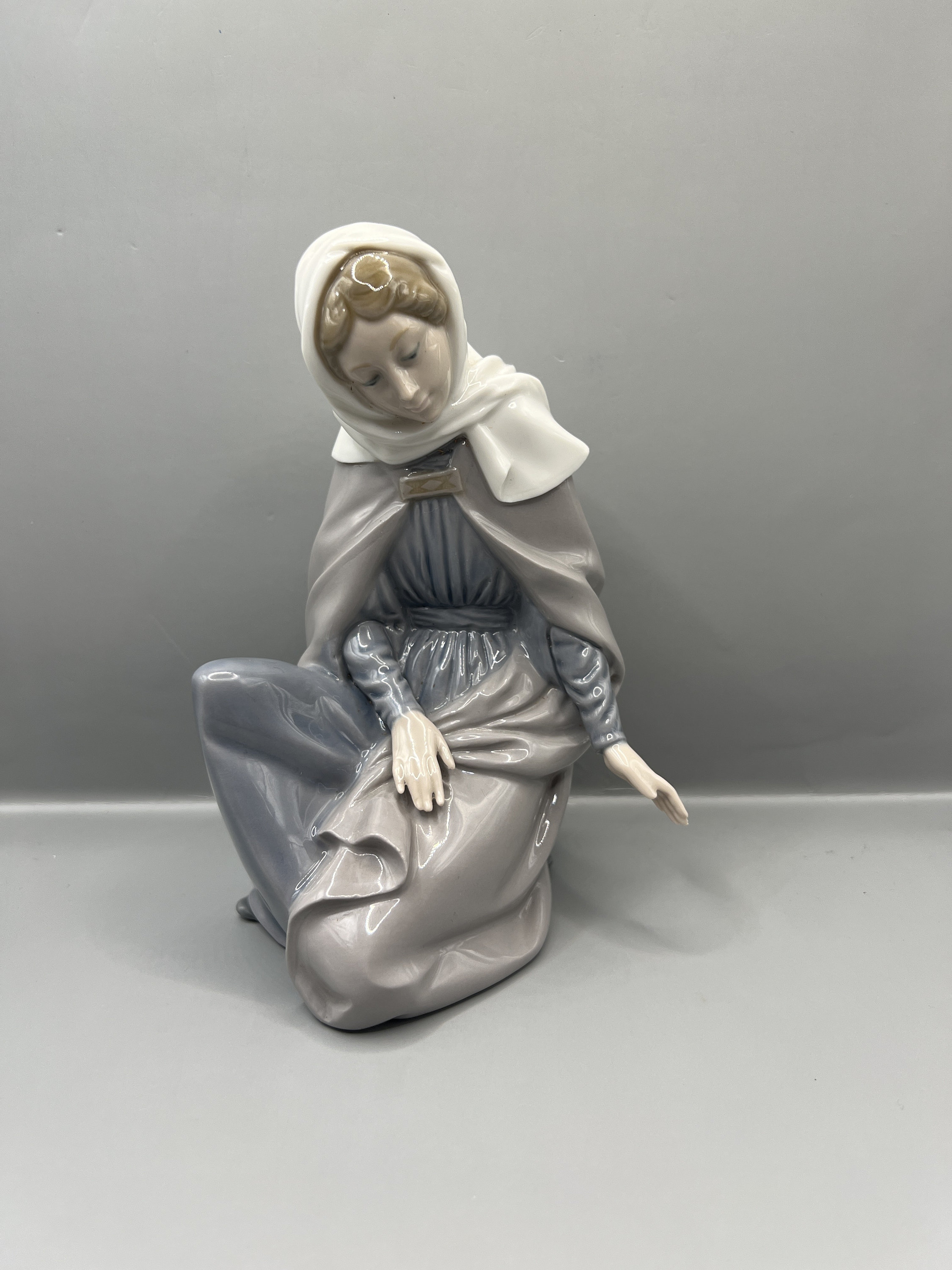 リヤドロ　NAO Vintage Lladro NAO Virgin Mary Figurine #0307 by Salvador