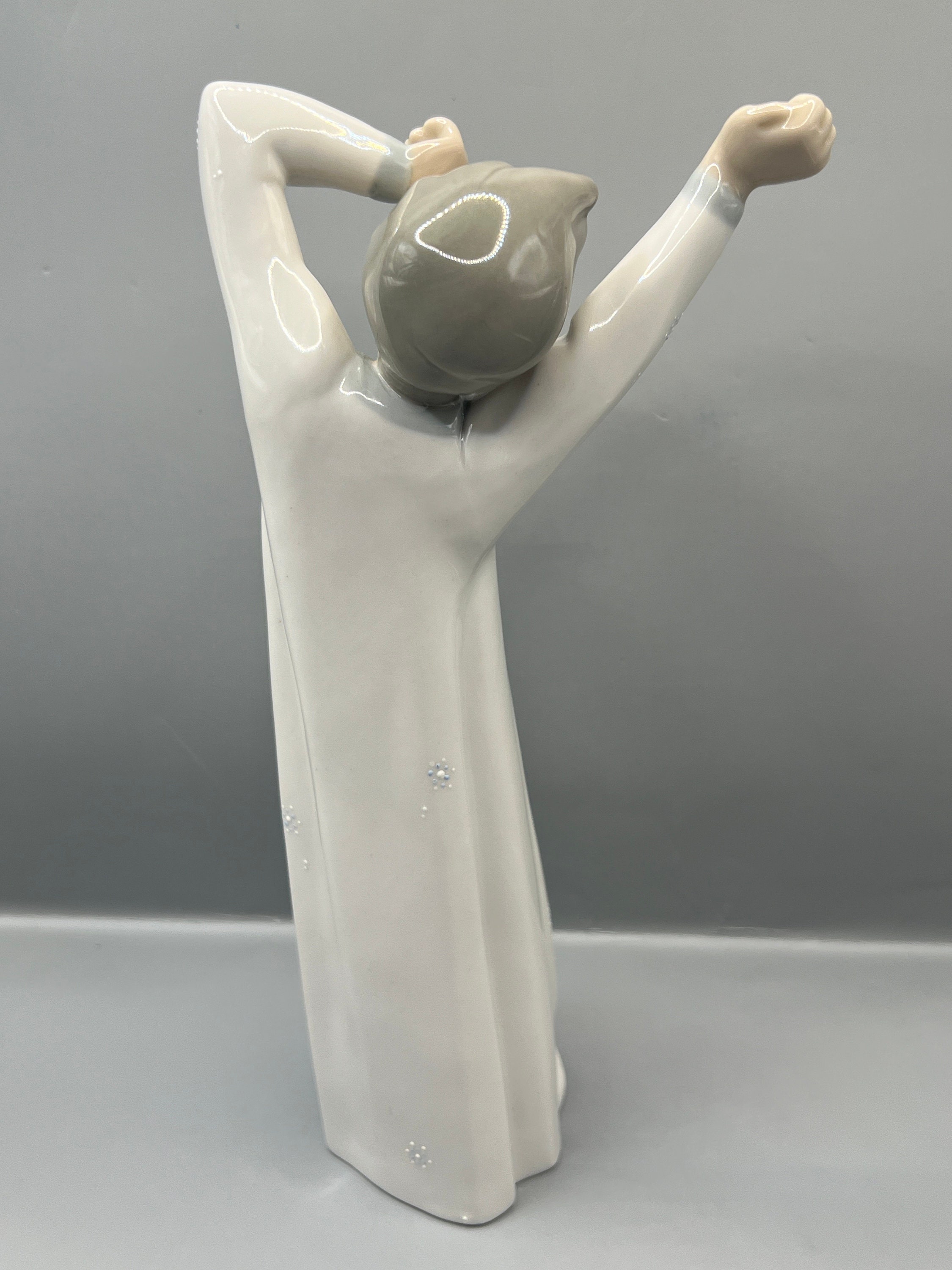 リヤドロ Lladro Nao by Lladro Girl Yawning Vintage 1992 NAO Lladro Young Girl Yawning Porcelain