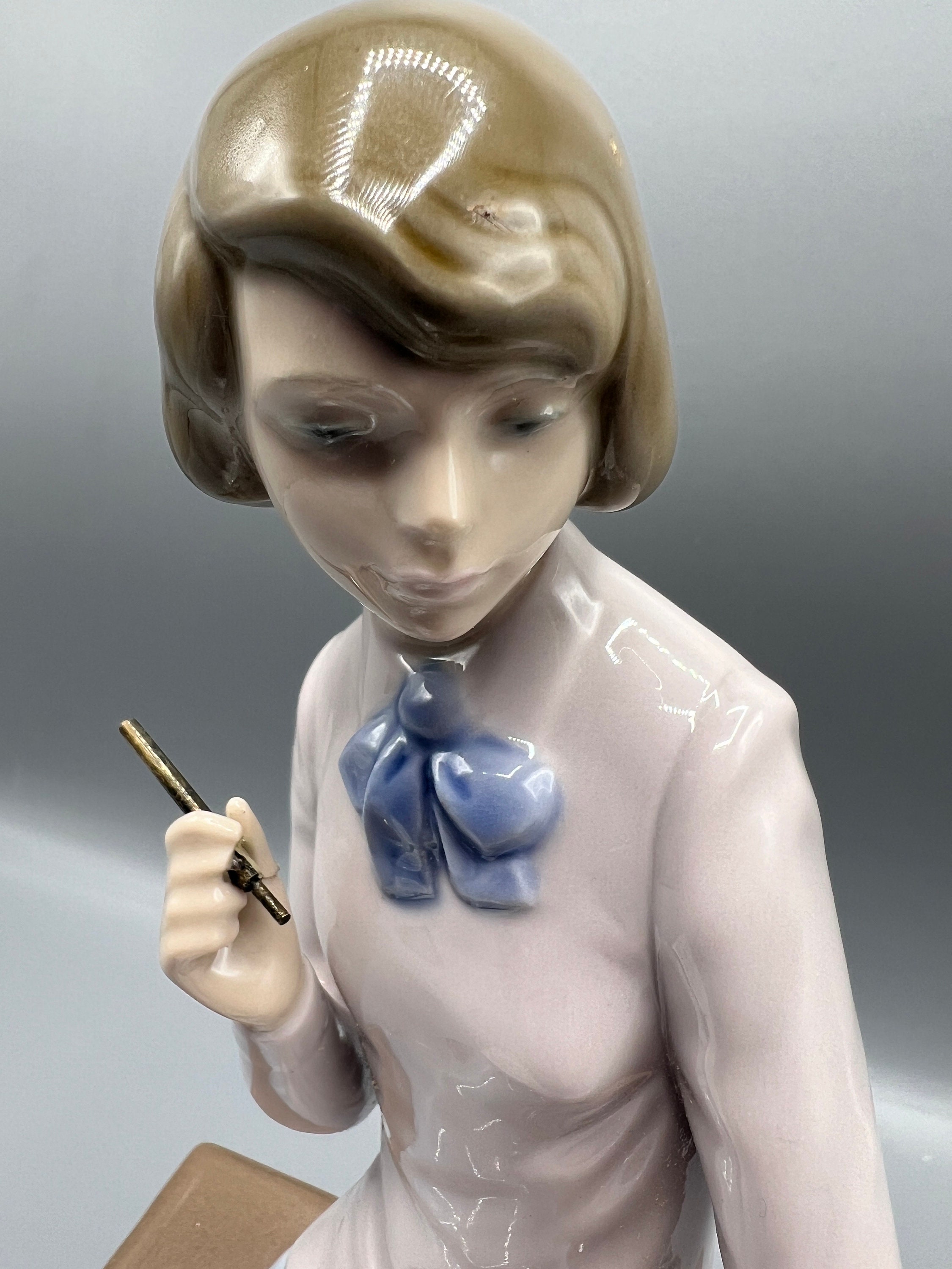LIADRO リヤドロ NAO Vintage Secretary ヴィンテージ Vintage NAO Lladro Porcelain Secretary Figurine - #0402 (repaired