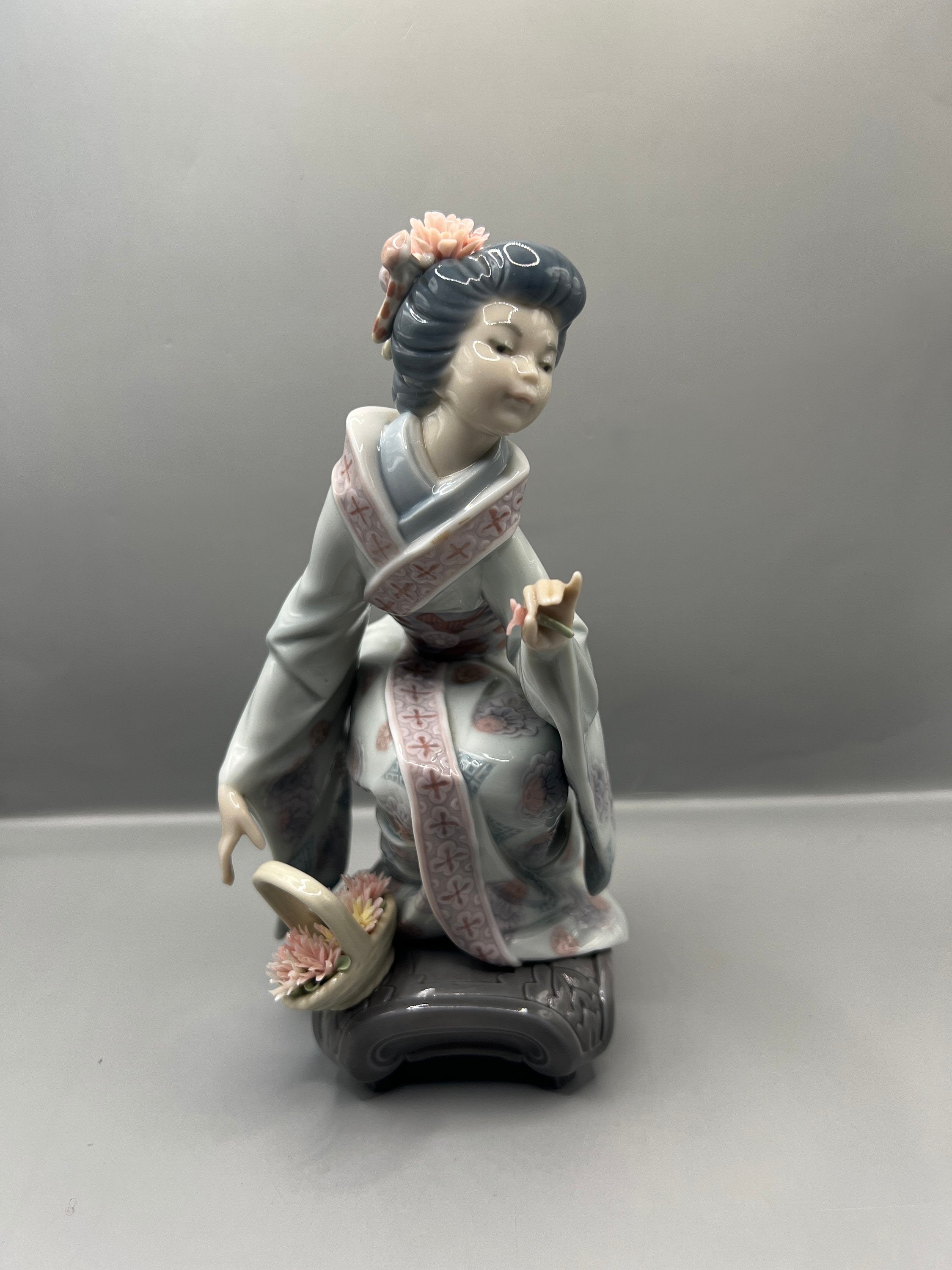 陶器の花瓶 2人の女性と帆船の絵 （日本の貿易史 - Wikipedia）