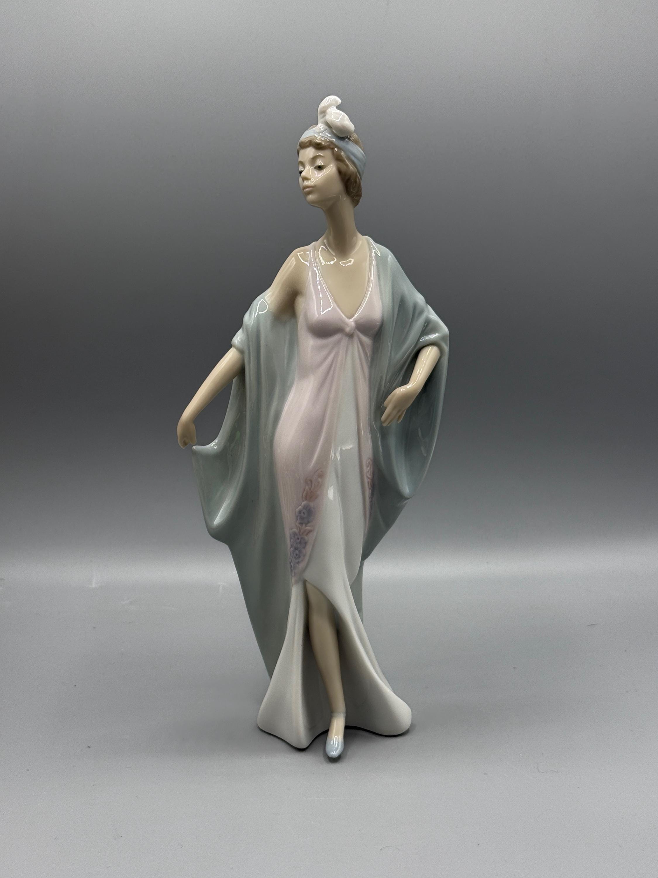 Vintage Lladro “sophisticate” - #5787 - SIGNED BY ARTIST - Made in