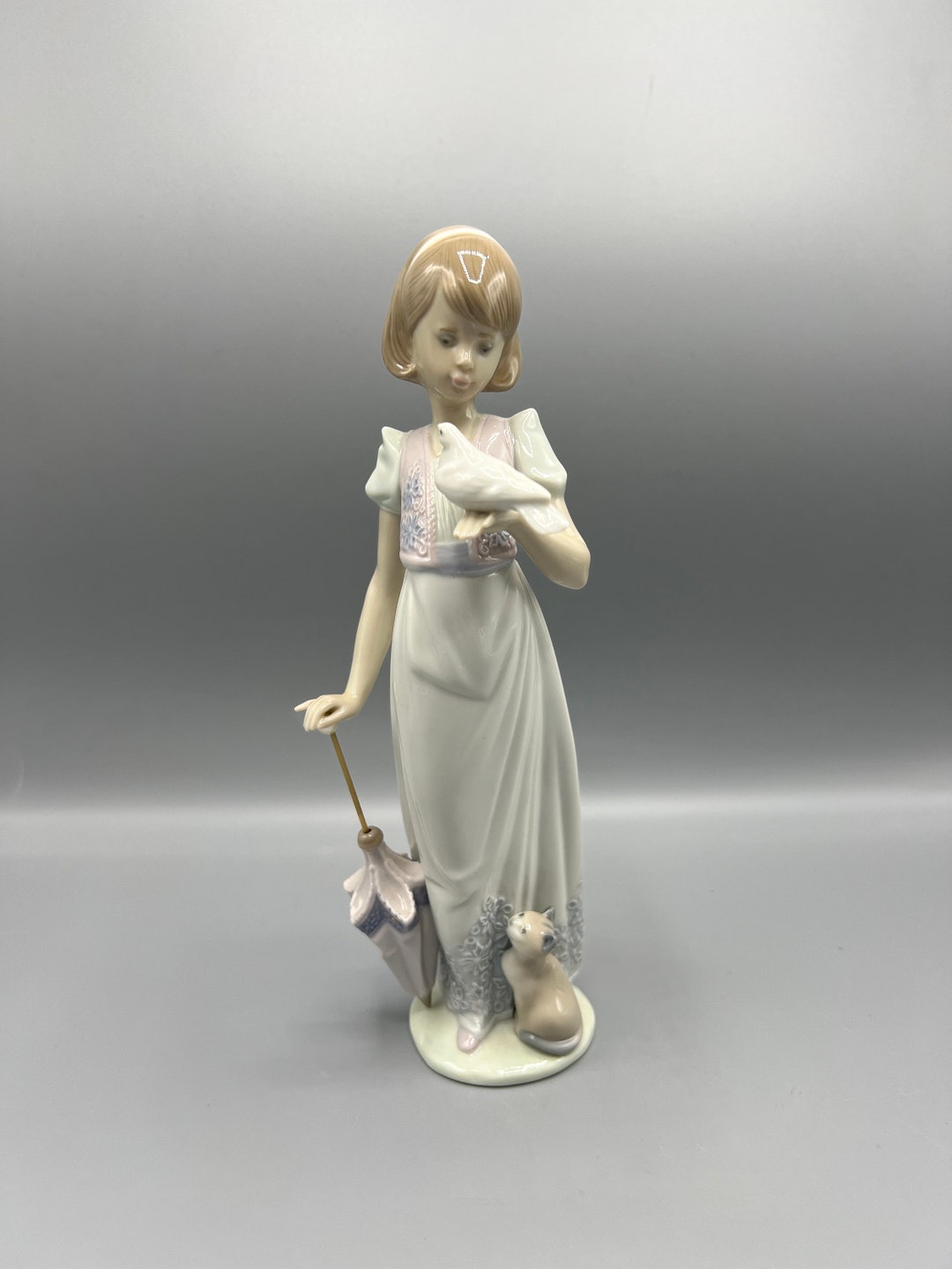 ヴィンテージ リヤドロ 磁器フィギュア：夏の散歩の少女と子猫 #7611