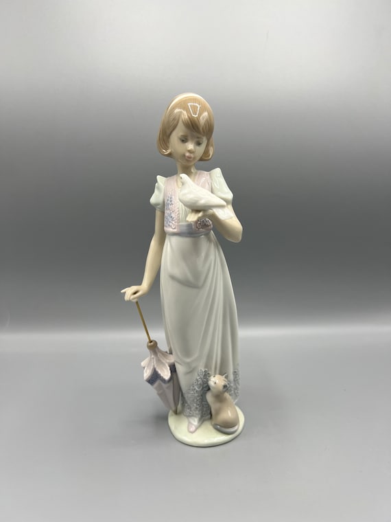 ヴィンテージ リヤドロ 磁器フィギュア：夏の散歩の少女と子猫 #7611