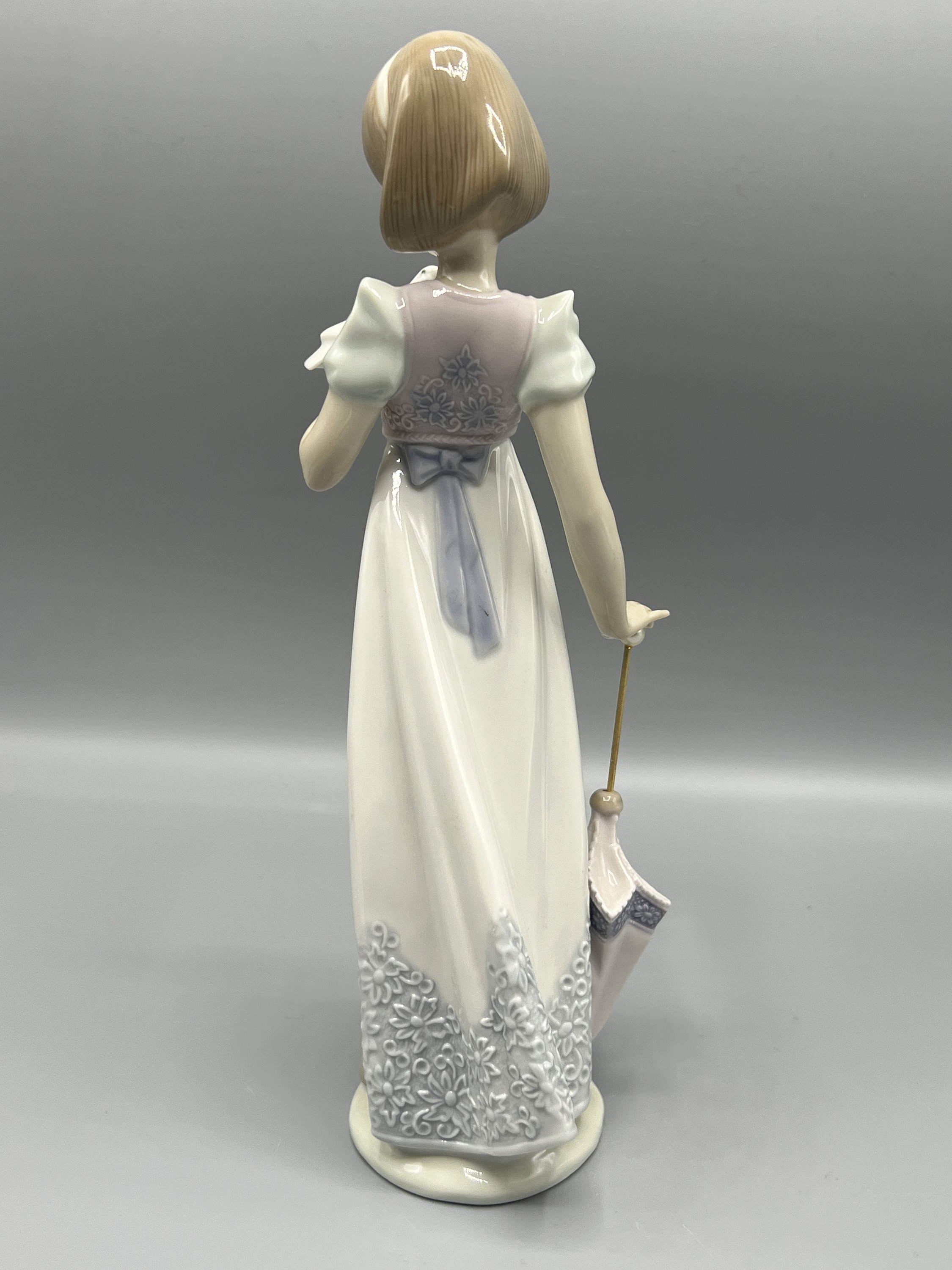 ヴィンテージ リヤドロ 磁器フィギュア：夏の散歩の少女と子猫 #7611