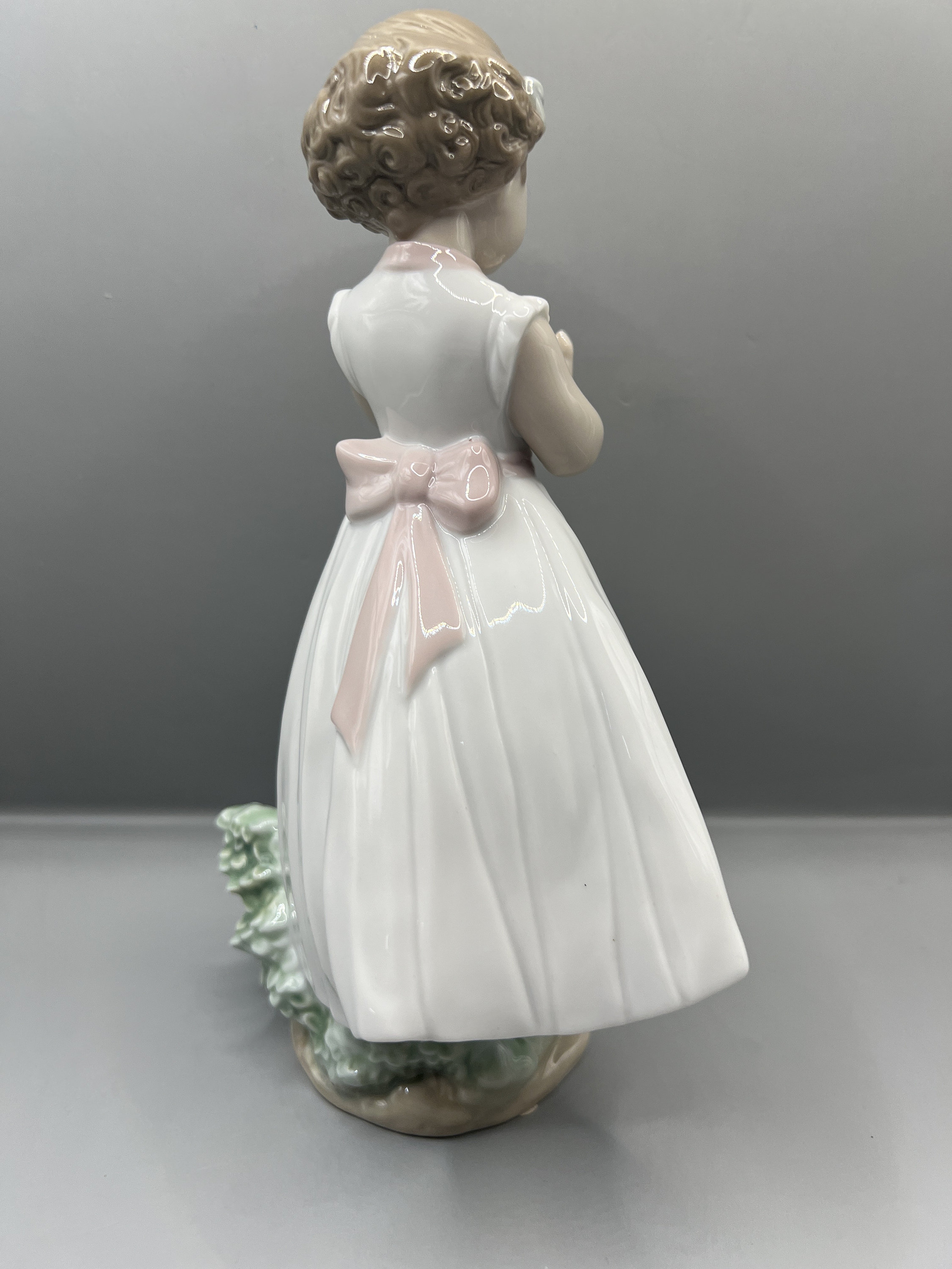 ヴィンテージ リヤドロ 磁器フィギュア：少女と鳥、#8059、スペイン
