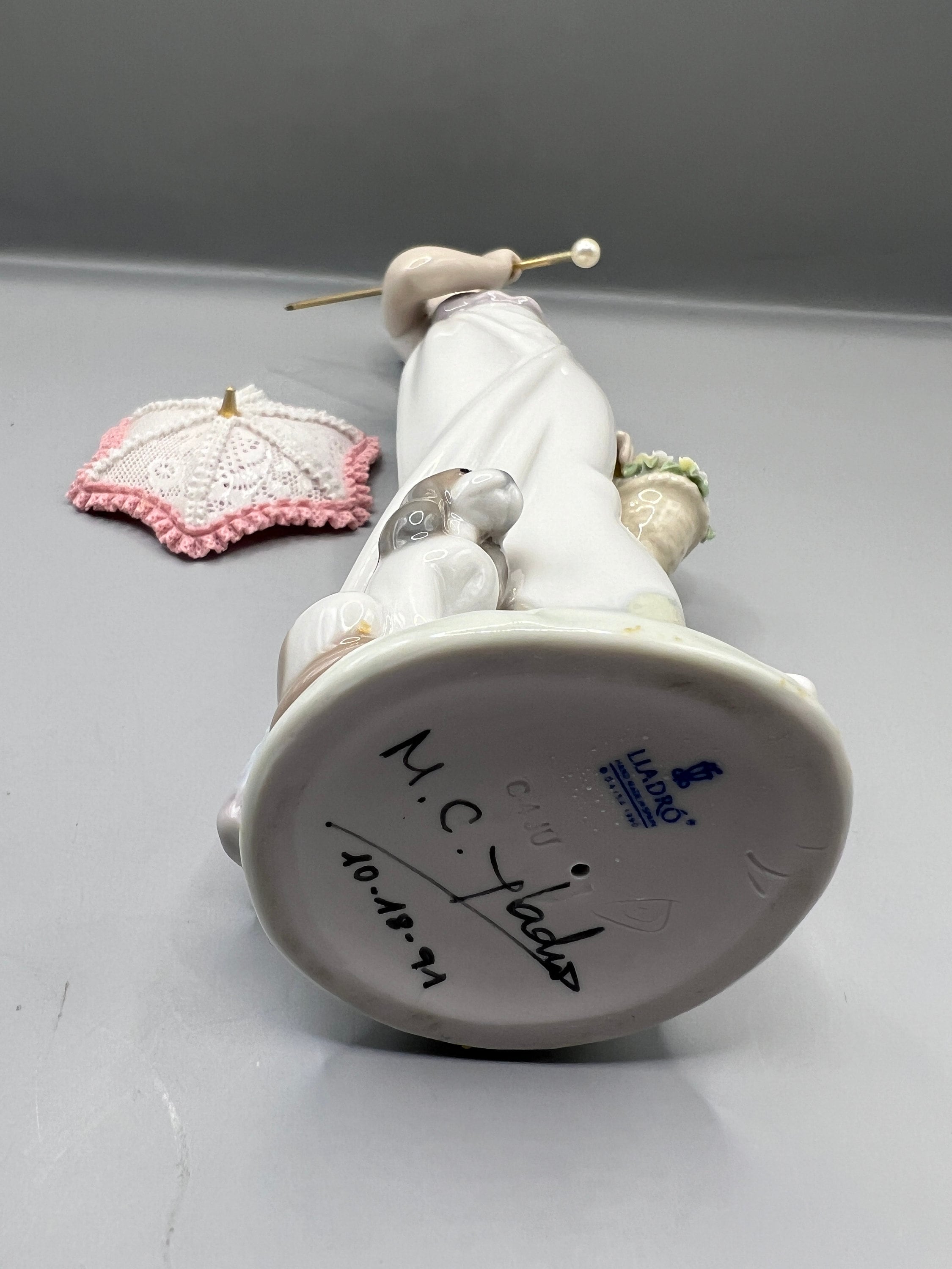 ヴィンテージ リヤドロ「ガーデン クラシック」 - パラソルを持つ少女