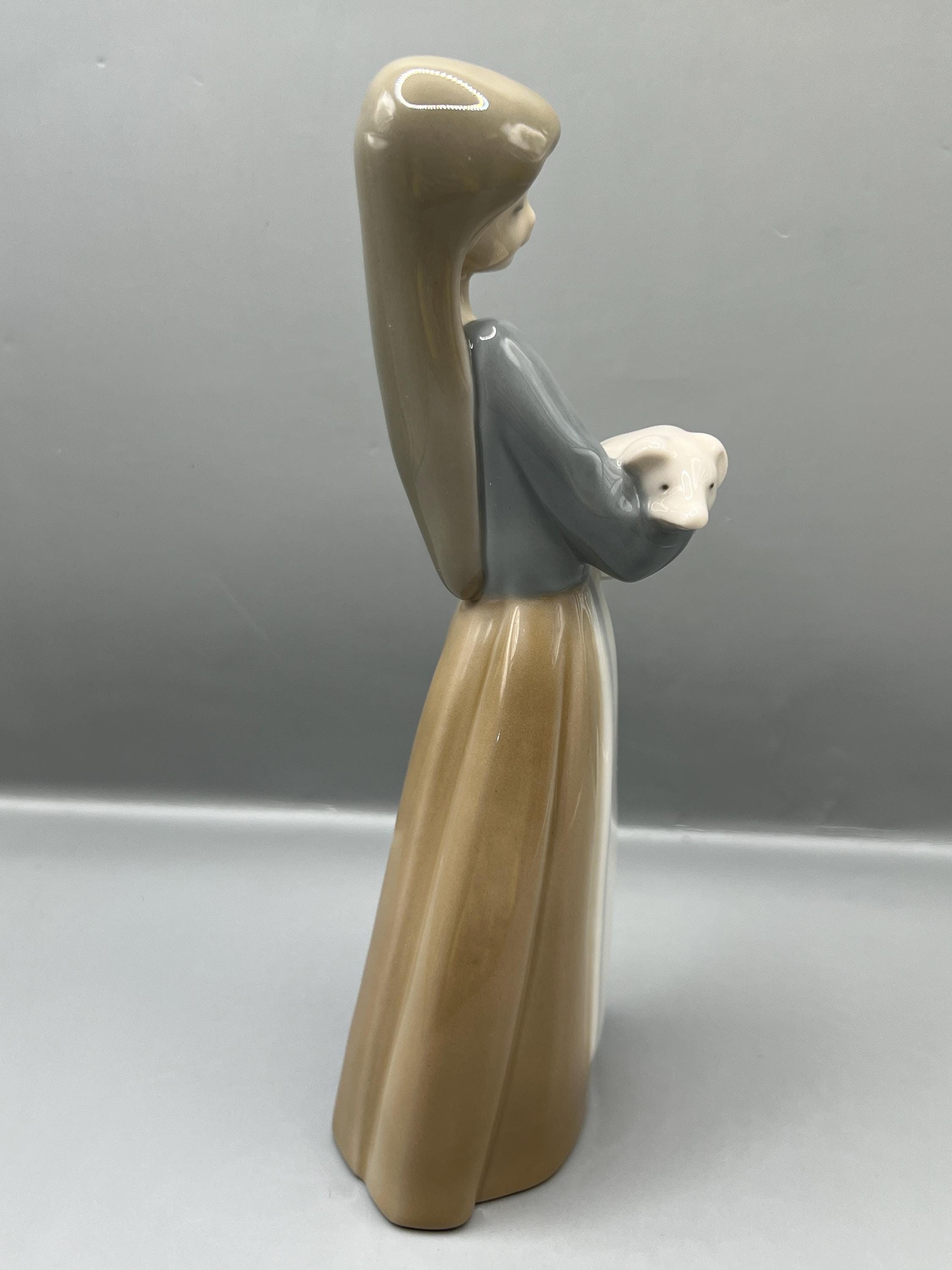 ヴィンテージ リヤドロ 子豚を連れた少女 磁器製フィギュア #1011
