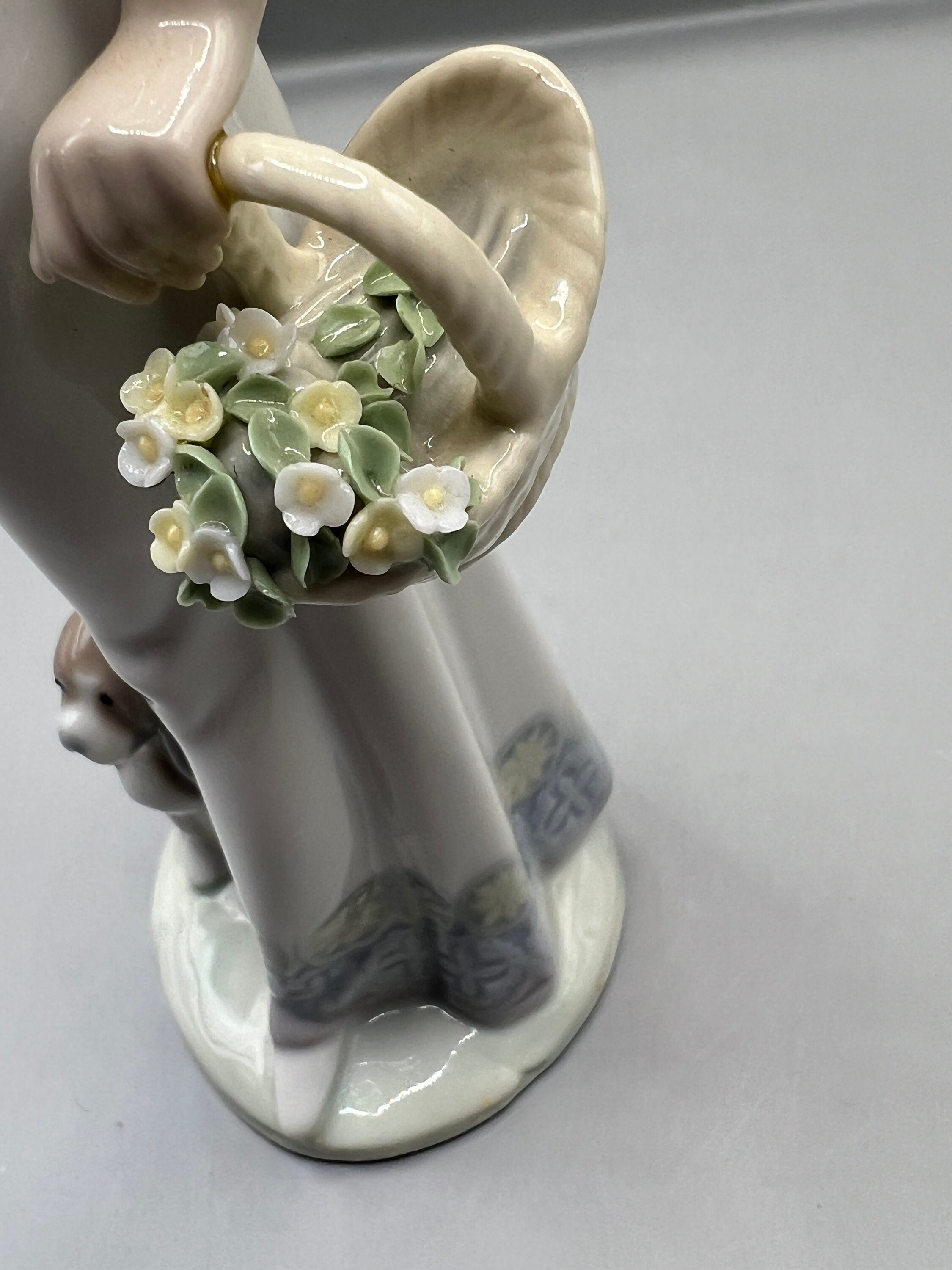 ヴィンテージ リヤドロ「ガーデン クラシック」 - パラソルを持つ少女