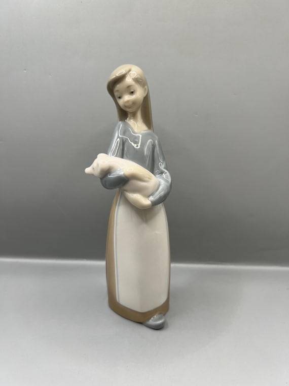 LLADRO  子豚を抱く少女　　新品 Amazon.co.jp: LLADRO リヤドロ 子豚を抱く少女 女の子 ブタ